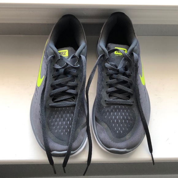 Nike women’s Flex running sneakers - Picture 2 of 6